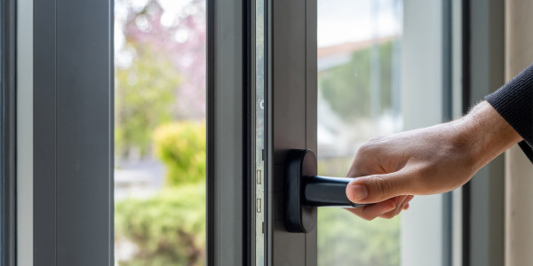 Puertas y Ventanas Aislantes de Aluminio / PVC la Fatarella · Aislamiento del Frío y del Calor