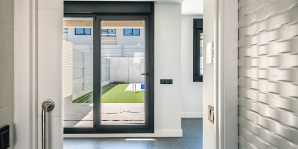 Fabricantes / Instaladores de Puertas y Ventanas de Aluminio / PVC Sant Jaume d'Enveja · Bisagra Oculta